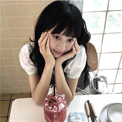 穿黑衣的女孩